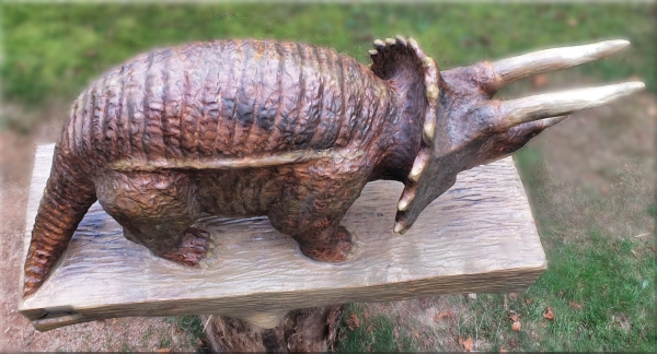 dinosaurier triceratop kettens�ge motors�ge jochen adam holzwerker schnitzen kunst 