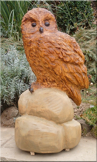 Kauz mit Motors�ge geschnitzt