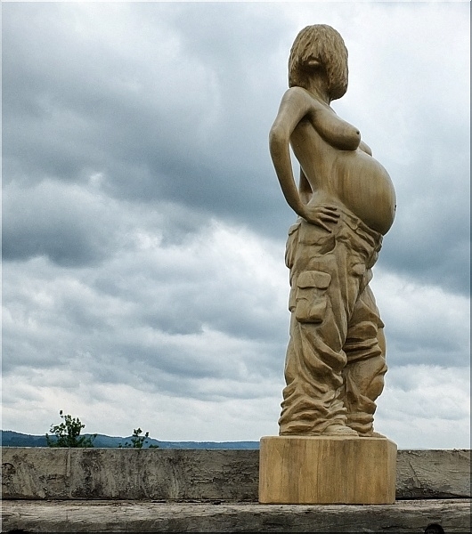 pregnant  frau chainsaw schwanger mit motors�ge geschnitzt  holz schnitzen motors�ge kettens�ge holzwerker