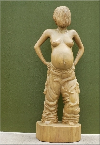 schwangere frau bar schnapsbar holz schnitzen motors�ge kettens�ge holzwerker