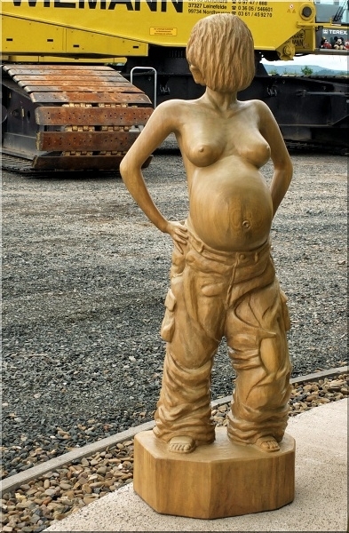 schwangere mit motors�ge geschnitzt  holz schnitzen motors�ge kettens�ge holzwerker