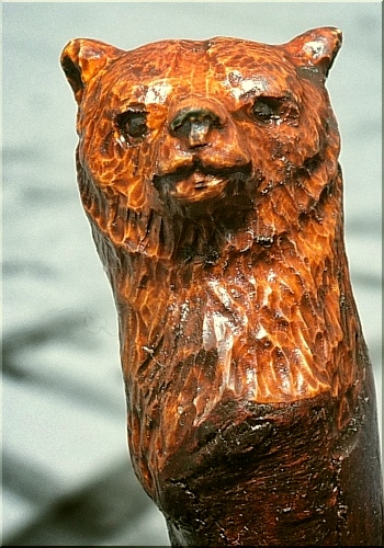 wanderstab holzstock geschnitzt b�r